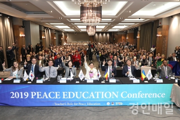 2일 루마니아 펜타곤 하우스에서 열린 HWPL 평화교육 컨퍼런스