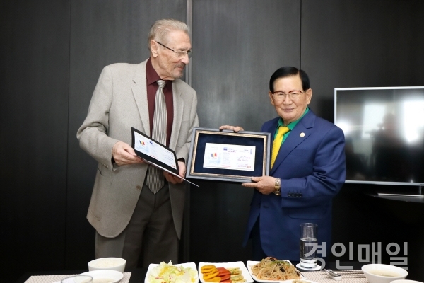 31일 에밀 콘스탄티네스쿠 루마니아 전 대통령이 HWPL 이만희 대표에게 공산주의 붕괴 30주년 기념품을 선물했다.