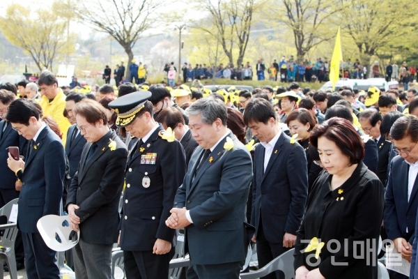 송한준 경기도의회 의장이 세월호 참사 5주기를 맞아 추모행사에 참석했다.