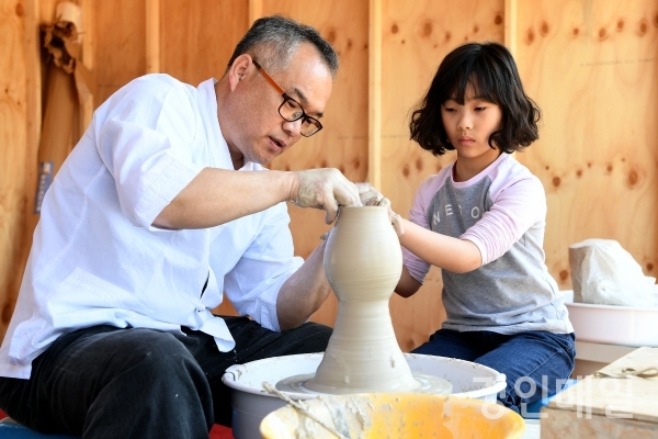 온 가족이 참여하는 광주왕실도자기 축제는 시민들의 끊임없는 발길로 성황을 이루고 있다.