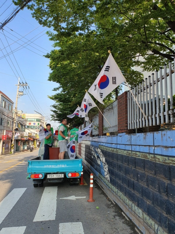 인천광역시 미추홀구 문학동 새마을협의회와 새마을부녀회가 제74주년 광복절을 맞이해 문학구길 일대 약 1.2km 구간에 태극기 가로기를 게양했다. (사진제공=인천시)