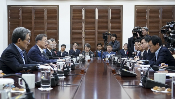 문재인 대통령이 2일 수석보좌관회의를 진행, 파행으로 치닫고 있는 국회에 대해 발언하고 있다. (사진제공=청와대)