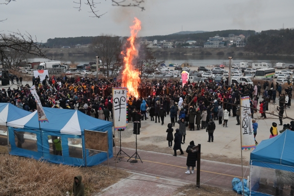 (여주=유형수기자)여주시 금사면 이포보에서 금사면 주민자치위원회 주관으로 경자년 새해를 맞이하기 위한 해맞이 행사가 오전 6:30부터 개최됐다.(사진제공=여주시)