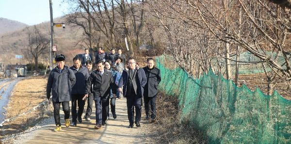 (의왕=김두호기자)김상돈 의왕시장이 시 관계자들과 함께 주요 민원 및 사업현장을 찾아 추진상황을 점검하고 있다.(사진제공=의왕시청)