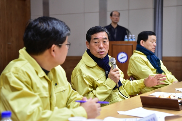 (안산=장병옥기자)안산시는 연간 시정계획을 구상하고 시정 주요현안에 대해 논의하기 위해 윤화섭 안산시장을 비롯한 간부 공무원들이 1박2일 동안 릴레이 토론을 진행했다고 29일 밝혔다.(사진제공=안산시)