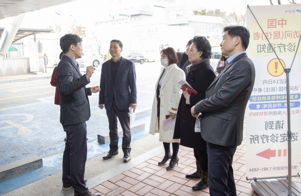 (안산=윤성민기자)안산시의회가 신종 코로나바이러스 확산 방지를 위해 안산시 담당 부서를 방문하고 의원 전체회의를 여는 등 시와의 방역 공조에 적극 나서고 있다. (사진제공=안산시의회)