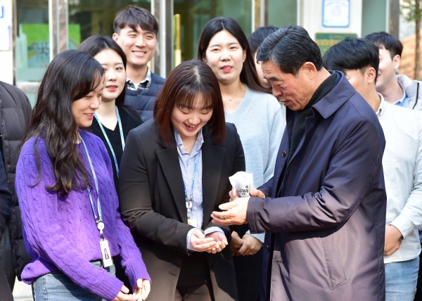 (안산=윤성민기자)안산시가, 시장과 신규 공직자가 소통하고 참신한 아이디어를 수렴하는 한편 각종 어려움과 건의사항을 청취하는 ‘생생 What’s up Talk’ 행사를 진행했다.(사진제공=안산시)