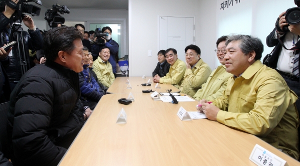 (안산=장병옥기자)경기도의회 송한준 의장을 비롯한 의원들이 1‘우한교민’이 임시로 생활하게 될 이천지역을 방문해 마을주민들과 현장근무자들을 격려했다.(사진제공=경기도의회)