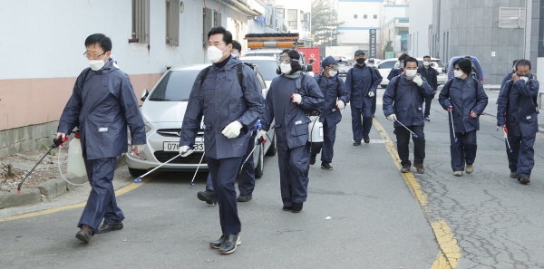 (의왕=김두호기자)의왕시가 코로나19 지역확산 방지를 위해 3월 8일을 ‘집중 소독의 날’로 정하고 다수인 집회가 예상되는 교회, 교습소, 학원가 등 다중이용시설을 중심으로 방역을 실시했다.(사진제공=의왕시)