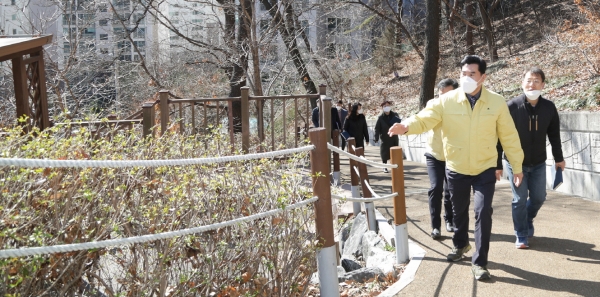 (의왕=김두호기자)김상돈 의왕시장이 시 관계자들과 함께 주요 민원 및 사업현장을 찾아 추진상황을 점검하고 있다.(사진제공=의왕시청)