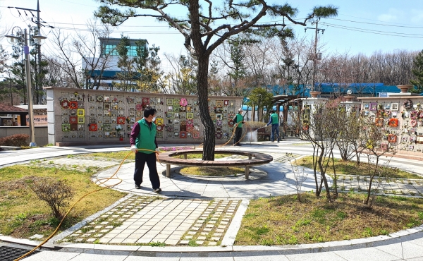 (안산=장병옥기자)안산시 상록구 안산동 새마을지도자협의회가 코로나19 확산 방지를 위해 부곡동 하늘공원(부곡동 산12번지) 일대를 긴급 방역했다.(사진=안산시)