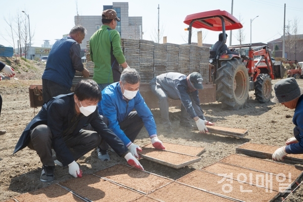 용인시의회 이건한 의장이 처인구 이동읍에서 열린 ‘한마음 풍년 도슭’ 행사에 참가했다.