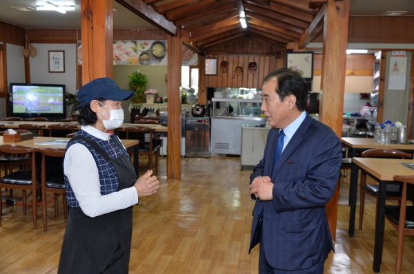 (포천=김은섭기자)박윤국 포천시장이 노약자 등 관내 일반음식점 이용객의 편의 증진을 위해 영업장내 입식테이블 교체 사업을 마무리한 현장을 방문해 코로나19로 인한 어려움 등을 경청하는 등 그동안 사업추진에 노고가 많은 영업주를 격려하는 시간을 가졌다.(사진=포천시)