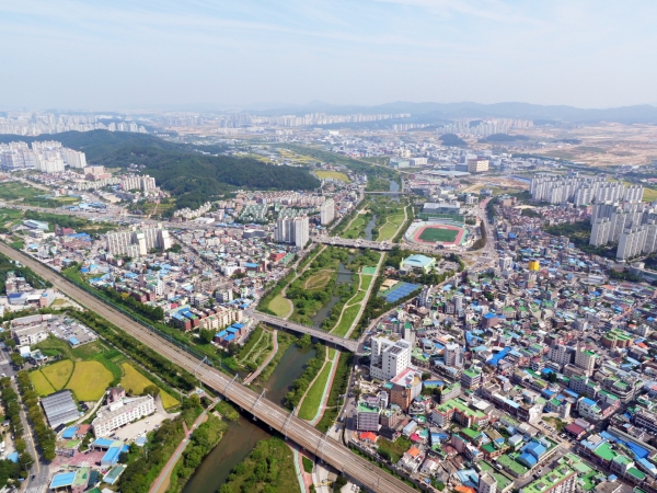 (오산=최규복기자)오산시가 범죄취약지구 범죄 예방을 위해 은계동, 원동 일대 다세대·다가구 주택 등에 특수형광물질을 도포하고 안심거울과 고보조명을 설치한다.(사진=오산시)