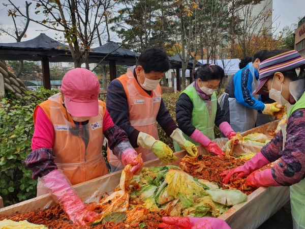 (사)오산시자원봉사센터는 11월 6일 세교마을봉사센터에서 세교마을봉사센터 활동가 및 오산시설관리공단 직원 등 30명과 김장나눔 봉사활동을 펼쳤다.(사진=오산시)