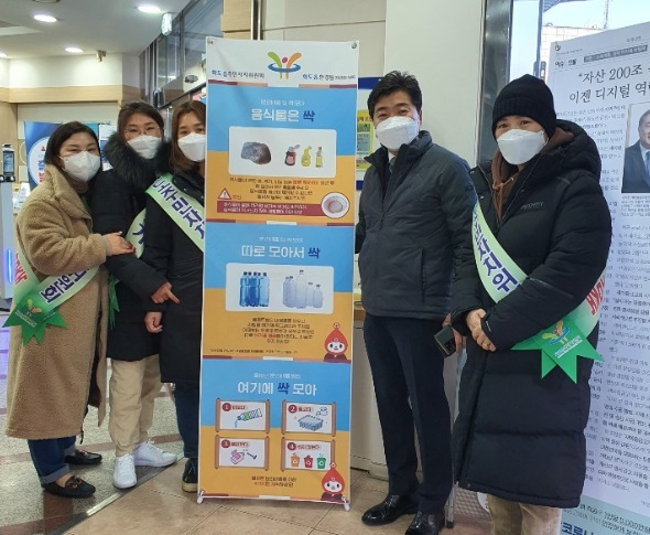 남양주시 화도읍 주민자치위원회는 화도읍 이장협의회와 함께 ‘화도 환경지킴이’라는 슬로건 아래 생활쓰레기 20% 감축을 위한 캠페인을 추진한다고 22일 전했다.(사진:남양주시)