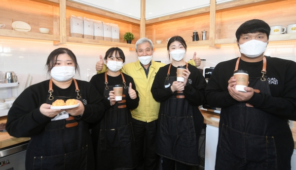 수도 남부권 핵심 관광요지로 부상할 오산시 내삼미동 복합관광시설 이용객 방문안내센터인 ‘어서오산휴(休)센터’(이하 ‘휴’센터)가 건물 건축을 완료한 데 이어 본격 운영을 위한 준비를 착착 갖추고 있다. (사진=오산시)