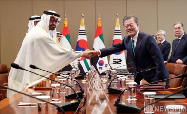 문재인 대통령과 모하메드 빈 자이드 알-나흐얀 아랍에미리트(UAE) 왕세제가 지난 2019년 청와대에서 열린 확대 정상회담에서 악수하고 있다.[사진=청와대]