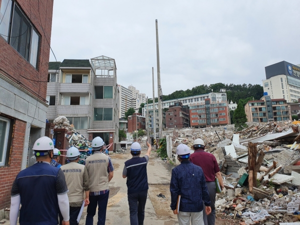 안양시가 15일 해체작업이 진행되는 안양5동 냉천지구와 평촌동지역주택조합 지구 두 곳에 대한 특별 안전점검을 벌였다.(사진=안양시)