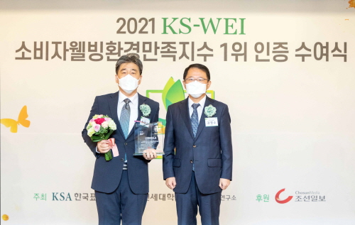 KCC가 24일 서울시 중구 소공동 롯데호텔에서 열린 ‘2021 소비자웰빙환경만족지수(KS-WEI)’ 시상식에서 창호재 부문에 1위로 선정됐다. 지난해에 이어 2년 연속 1위를 달성했다. (사진=KCC)