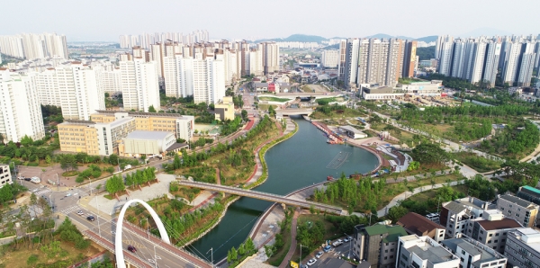 김포시는 ‘한강신도시에 조성한 금빛수로’ 가 2021년 아시아 도시경관상 1차 심사를 통과했다고 밝혔다. (사진=김포시)