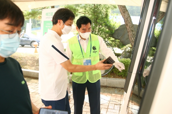 김상돈 의왕시장은 11일 오전 의왕시 청소년수련관에 마련된 코로나19 예방접종센터를 찾아 우성고등학교 3학년 학생 및 교직원들의 코로나 백신접종 진행상황을 살피며 학생들과 관계자를 격려했다. (사진=의왕시)