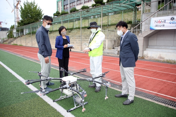 수원시의회 김미경 의원은 지난 5일 팔달구 인계동 소재 수원공업고등학교에서 실시한 방역 소독에 직접 참여하며 학생 안전을 최우선으로 둔 의정활동을 펼쳤다.(사진=수원시의회)