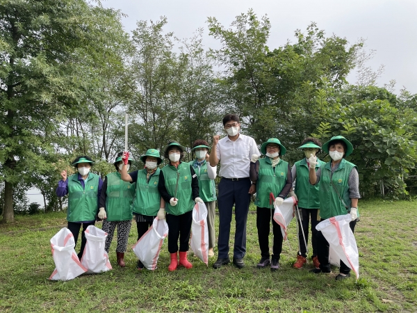 강화군 선원면이 추석을 맞이하여 지역주민과 고향을 방문하는 귀성객들에게 쾌적한 환경을 제공하기 위해 일제 대청소에 시동을 걸었다. (사진=강화군)