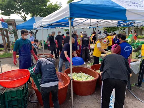 사랑의 김치담그기 현장 사진 (사진=김포도시관리공사)