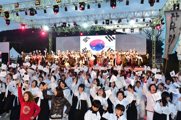 지난 2015년 3월 수원화성 행궁광장에서 거버넌스로 시민과 함께 진행한 광복 70주년 행사에서 참여 시민들이 3·1만세시위를 재연하고 있다.(사진=수원시)