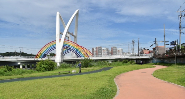 안성시는 지난 8월 25일 문화체육관광부와 한국공예디자인문화진흥원 공모사업인 ‘지역공공디자인 컨설팅 지원사업’에 선정된 이후, 지난 8일 (비대면온라인)합동착수보고회에 참가했다. (사진=안성시)