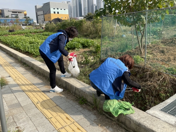 의왕시 부곡동 주민자치위원회는 지난 21일 가을맞이 대청소를 실시했다. (사진=의왕시)