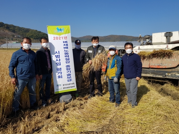 양주시는 지난 27일 백석읍 시범포장에서 시범농가 10명이 참석한 가운데 ‘벼 재배 노동력 종합기술 참드림벼 시범단지’ 평가회를 개최했다.(사진=양주시)