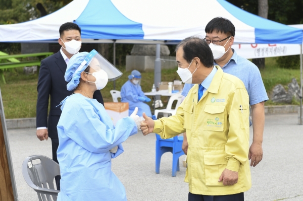 임시선별진료소 현장 점검1 (박윤국 포천시장)(사진=포천시)