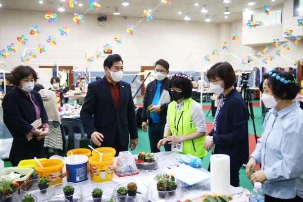 의왕시는 지난 20일 의왕시평생학습관에서 27개 평생학습동아리와 19개 평생교육 관련 기관 및 단체가 참여한 가운데 평생학습축제를 개최했다. (사진=의왕시)