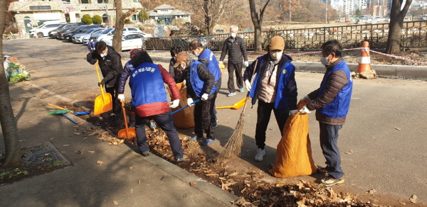 강화군 바르게살기운동 강화군협의회 선원면 위원회는 지난 25일 찬우물 약수터 일원에서 환경정화 활동을 진행했다. (사진=강화군)