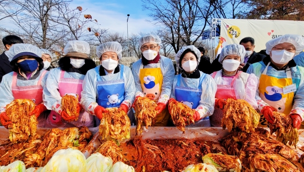 국회생생텃밭 김장나눔행사 김장담그기 (사진=at공사)