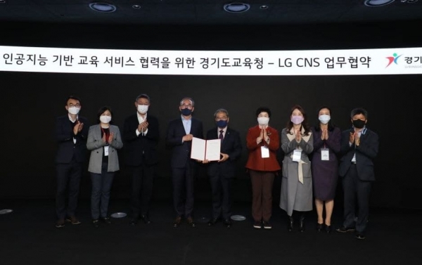 경기도교육청은 LG CNS(사장 김영섭)와 8일 서울시 강서구 마곡 LG사이언스파크에서 ‘인공지능 기반 외국어 교육 서비스 협력’을 위한 업무협약을 맺었다. (사진=경기도교육청)