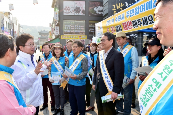 지난 2018년 4월27일 염태영 수원시장이 수원 팔달문 시장에서 주민참여예산 홍보 캠페인에 참여해 위원들과 대화를 나누고 있다. (사진=수원시)