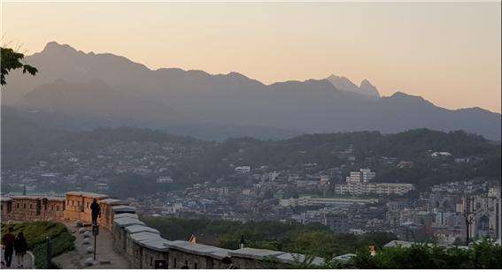 성북구 삼선동, 낙산 한양도성에서 바라본 북악산 자락과 북한산 전경 (사진=송영철 기자)