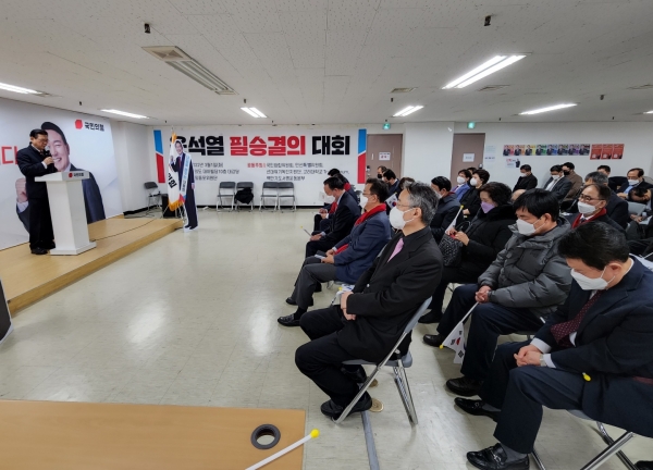 4. 황준석 목사(북미주 친선협회 회장)가 윤석열 후보 필승을 기원하는 기도를 집전하고 있다. (사진=민산특위 제공)