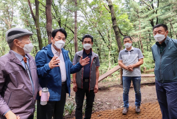 백군기 용인시장이 구성도시자연공원 시민녹색쉼터 현장을 점검하고 있다. (사진=용인시)