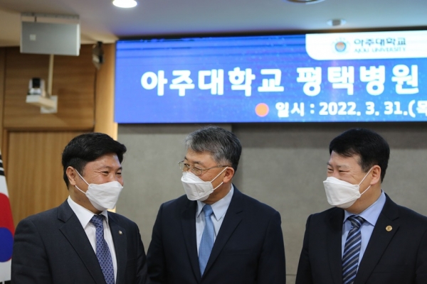 아주대학교 평택병원 건립 수행을 위한 이행(업무)협약식에 참석한 홍기원의원(사진=평택시)