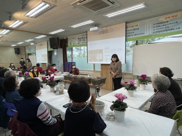  양주시옥정종합사회복지관(관장 채정선) 지난 13일 양주시농업기술센터의 지원으로 지역 내 취약계층 어르신들이 참여하는 원예프로그램‘창창한 햇살정원’운영을 시작했다.(사진=양주시)