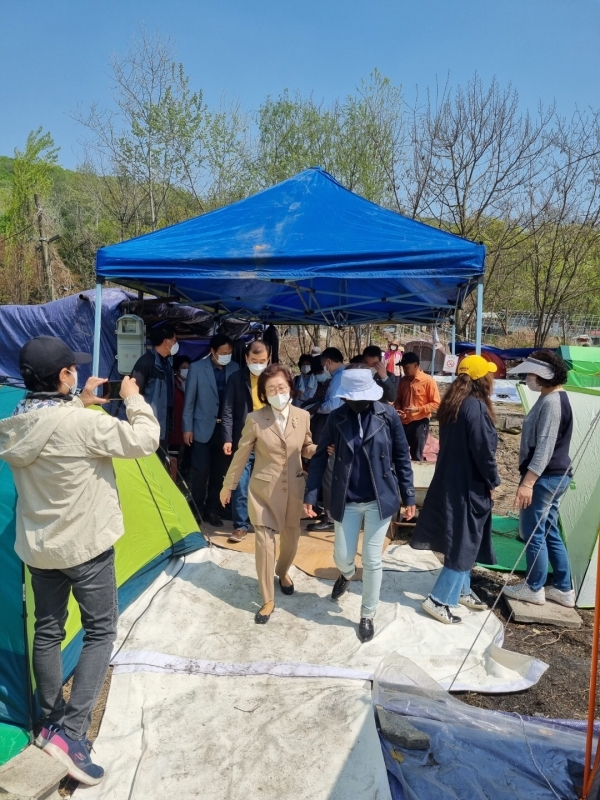 이은재 강남구청장 예비후보가 구룡마을 등 재건축 관련 서울시 관계자를 방문했다. 사진 =  이은재 강남구청장 예비후보 캠프