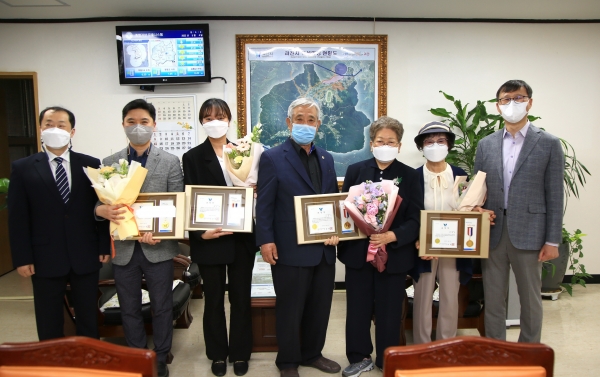 과천시는 제50회 어버이날을 기념해 관내 경로효친 문화 확산에 기여한 개인 및 기관 대표 등 6명에 표창장을 전달 및 수여했다고 6일 밝혔다. (사진=과천시)