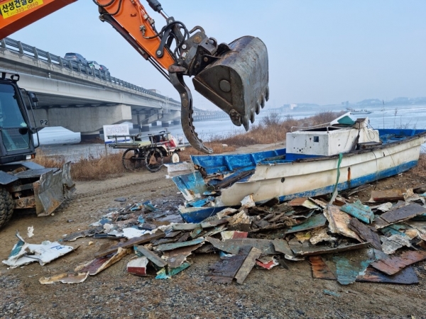 ‘깨끗한 경기바다’ 만들기를 추진 중인 경기도가 5월부터 항·포구, 공유수면내 불법행위 특별단속을 실시한다.(사진=경기도)