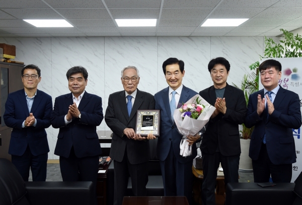 의정부시(시장 안병용)는 지난 5월 30일 (재)한국기원으로부터 한국 바둑 발전 및 바둑 문화 저변 확대에 대한 감사의 뜻을 담은 감사패를 받았다고 밝혔다.(사진=의정부시)