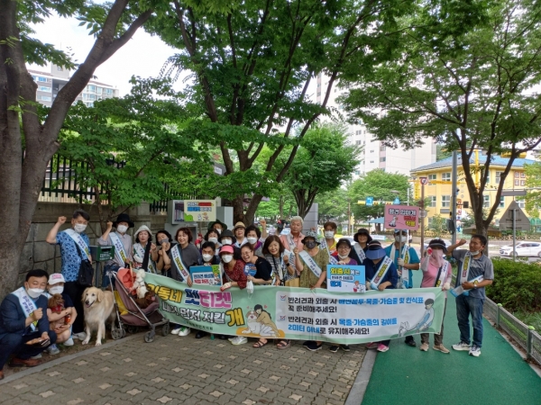 군포시 수리동 주민자치회(회장 고진해)는 지난 7월 6일 수릿길에 반려동물 배변봉투함을 설치하고 올바른 반려동물 문화 만들기 캠페인을 벌였다.(사진=군포시)