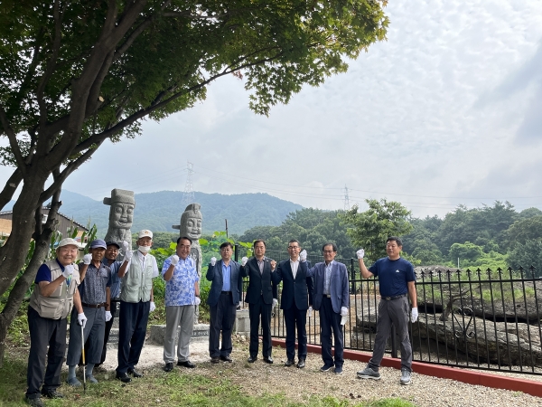 광주시 곤지암읍 건업리 새마을회는 지난 20일 건업리 마을 입구에서 주민들의 풍요와 안녕을 기원하는 석장승 설치행사를 개최했다.(사진=광주시)